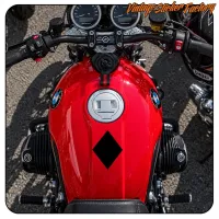 Vista de una motocicleta con el diseño de as de diamante aplicado en el depósito
