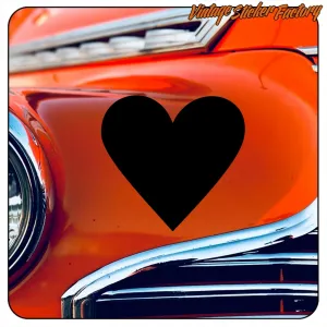 Schwarzes As de corazones auf der Karosserie eines orangefarbenen Oldtimers