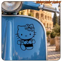 Montaje del diseño Kitty Old School sobre el lateral azul de una scooter clásica