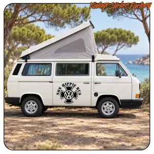 Weißer Camper mit dem „NON HIPPIE BUS“-Aufkleber an der Seite