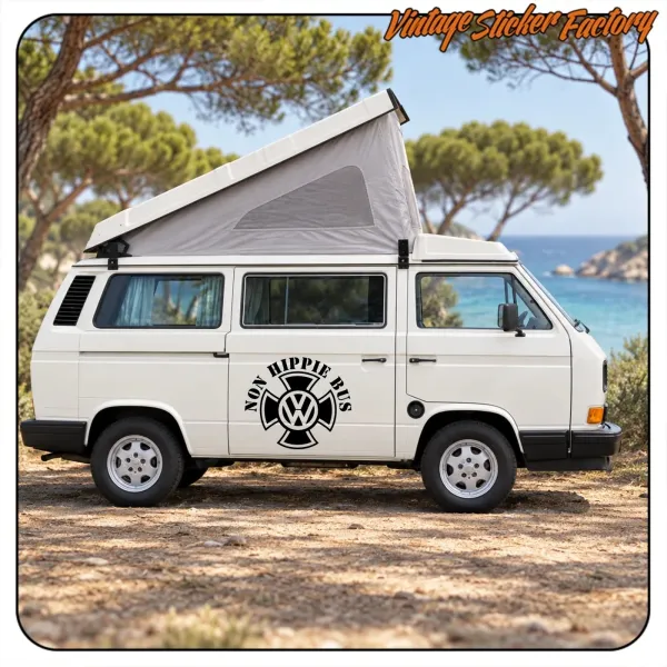 Vue latérale d’une fourgonnette aménagée avec le design « NON HIPPIE BUS » apposé