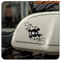 Crâne et étoiles en vinyle noir, appliqués sur le réservoir d’une moto