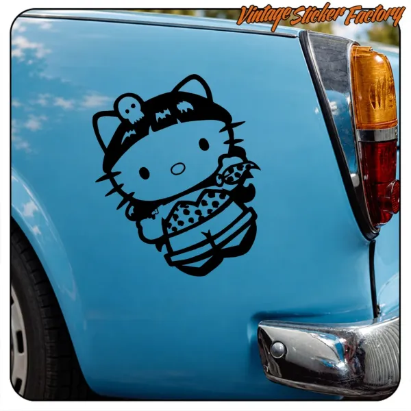 Alternative Ansicht von Kitty Old School neben dem Rücklicht eines klassischen Fahrzeugs