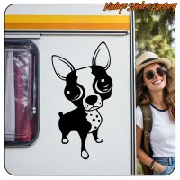 Autocollant Chihuahua appliqué sur une caravane à côté d’une personne comme référence d’échelle