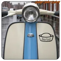 Vista frontal de scooter clásica con la pegatina Sailor en el panel derecho