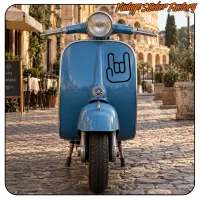 Alternative Ansicht der Hörner-Geste auf der Front eines blauen Scooters