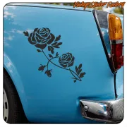 Design de deux roses appliqué sur le côté d’un véhicule bleu
