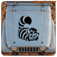 Frontansicht eines blauen Oldtimers mit Cheshire-Katze-Aufkleber auf der Motorhaube