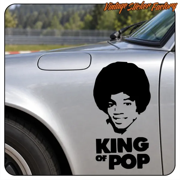 Michael-Jackson-Folie mit Porträt und dem Text «KING OF POP» an der Seite eines Autos