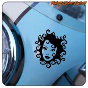 Visage féminin pin-up noir appliqué sur la carrosserie bleue d’un véhicule