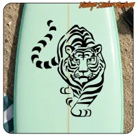 Pegatina de tigre negro colocada sobre una tabla de color verde claro.