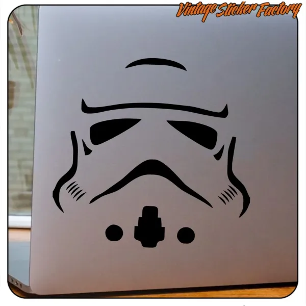 Adhésif noir de casque de stormtrooper placé sur une surface lisse