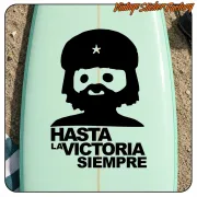 Adhésif avec visage barbu et texte « HASTA LA VICTORIA SIEMPRE » sur une planche verte