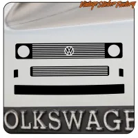Detalle de vinilo negro con frontal de VW T3 sobre superficie blanca.