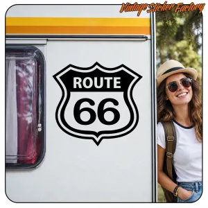 Route-66-Schild an der Seite eines Wohnwagens neben einer Reisenden angebracht