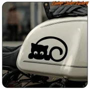 Silueta de gato negro aplicada en el depósito de una motocicleta clara