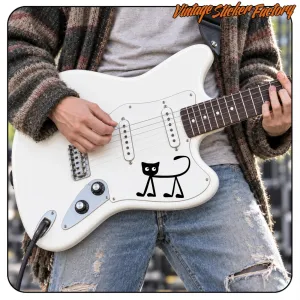 Pegatina de gato negro aplicada sobre el cuerpo blanco de una guitarra eléctrica