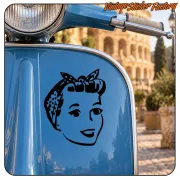 Pin-up-Aufkleber auf der blauen Front eines klassischen Rollers
