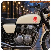 Klassisches Motorrad mit rotem Herz-Aufkleber und gekreuzten Knochen auf dem Tank