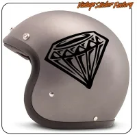 Seitenansicht eines grauen Helms mit angebrachtem schwarzem Diamantmotiv