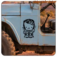 Vista alternativa de la pegatina de Kitty Elvis aplicada en un vehículo todoterreno azul