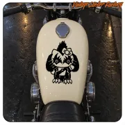 Design Kitty Kiss appliqué sur le réservoir d’une moto classique