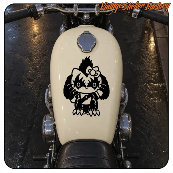 Diseño Kitty Kiss aplicado sobre el depósito de una motocicleta clásica