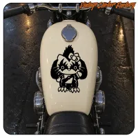 Design Kitty Kiss appliqué sur le réservoir d’une moto classique
