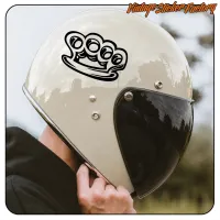 Casque de moto blanc avec adhésif de poing américain noir sur le côté