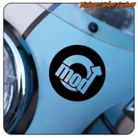 Pegatina MOD negra aplicada sobre el lateral azul de un scooter.