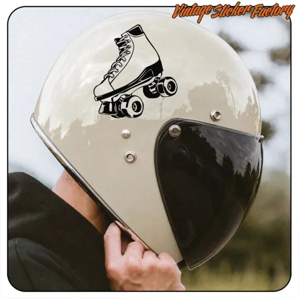 Patin à roulettes à quatre roues appliqué sur le dessus d’un casque