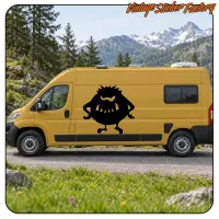 Seitenansicht eines gelben Lieferwagens mit einer monströsen Silhouette