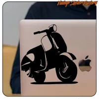 Vinilo negro con silueta de scooter clásico sobre un portátil