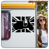 Diseño de scooter negra sobre Union Jack mostrado en el lateral de una caravana