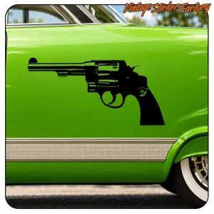 Schwarze Pistolen-Silhouette auf der Tür eines klassischen grünen Autos