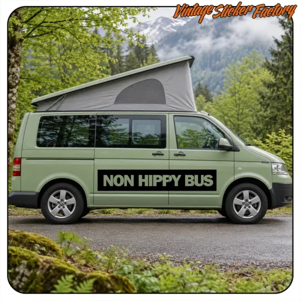 „NON HIPPY BUS“ Folie an der Seite eines Campervans in einer natürlichen Umgebung