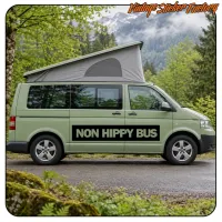 „NON HIPPY BUS“ Folie an der Seite eines Campervans in einer natürlichen Umgebung