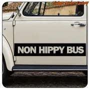 Pegatina grande «NON HIPPY BUS» colocada en la puerta lateral de un vehículo clásico