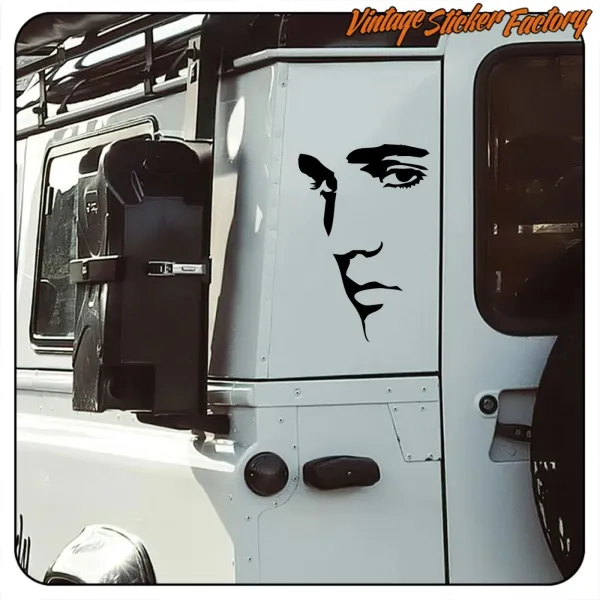 Stilisiertes Gesicht von Elvis Presley an der Seite eines Fahrzeugs im Camper-Stil