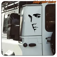 Visage stylisé d’Elvis Presley appliqué sur le côté d’un véhicule de type camping-car