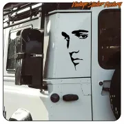 Detailansicht des Gesichts von Elvis Presley an der Seite eines Fahrzeugs im Camper-Stil