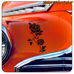 Design aus zwei Rosen auf der orangefarbenen Karosserie eines klassischen Autos
