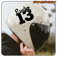 Detalle de la pegatina Lucky 13 sobre un casco de moto blanco
