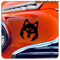 Vinilo de cabeza de lobo negra aplicado sobre un coche naranja.