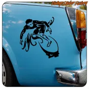 Motif noir de surfeur sur une planche appliqué sur le côté bleu d’un véhicule classique