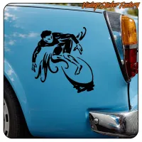 Adhesivo negro con surfista sobre una tabla en el lateral azul de un vehículo clásico