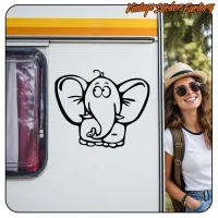 Elefante adhesivo en una caravana junto a una persona con sombrero y gafas