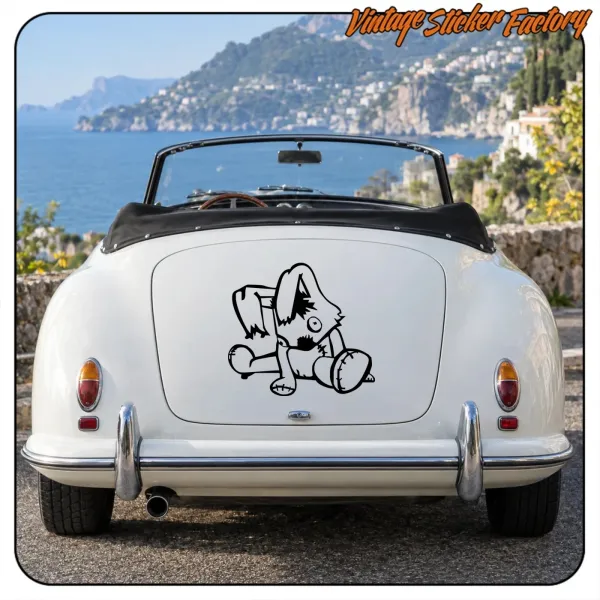 Stoffhase auf der Heckklappe eines klassischen Cabriolets angebracht