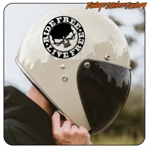 Pegatina negra RIDE FREE con calavera aplicada en un casco blanco
