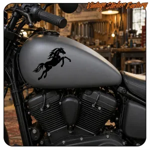 Autocollant cheval appliqué sur le réservoir gris d’une moto